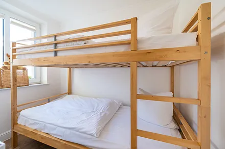Gemütliches Zimmer mit Etagenbett