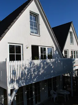 Hausansicht mit Sonnenbalkon