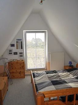 Das Schlafzimmer in der Galerie mit Doppelbett