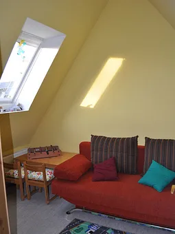 Das kleine (Kinder)-zimmer mit vielen Büchern und Spielen 