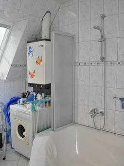 Das Bad mit Dusche und Waschmaschine