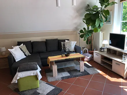 Die gemütliche Sitzecke mit SAT-TV, DVD-Player und DVD-Auswahl sowie Radio und CD-Player 