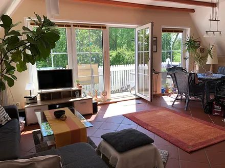 Das helle lichtdurchflutete Wohnzimmer 