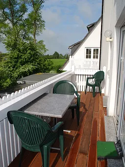 Der Sonnenbalkon -Südseite- mit Tisch und Stühlen