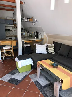 Die offene Küche mit Blick in den Wohnbereich und zum Sonnenbalkon