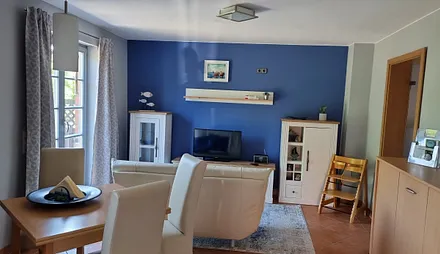 Wohn- und Essbereich mit Sideboardbett rechts