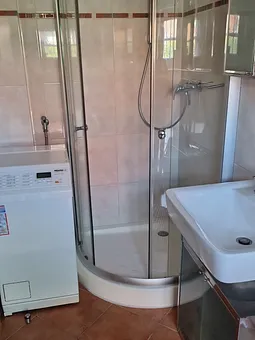 Bad mit Dusche und Waschmaschine 