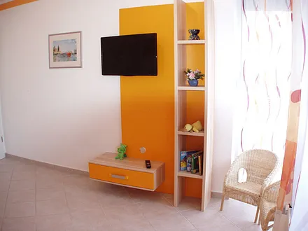 2. Schlafzimmer mit TV