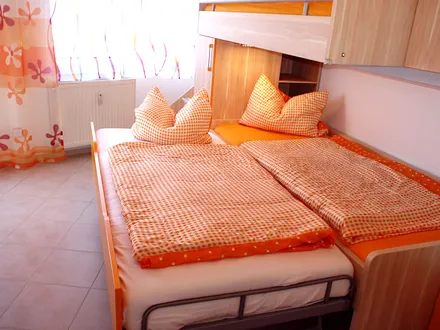 2. Schlafzimmer mit Etagenbett und Doppelbett unten