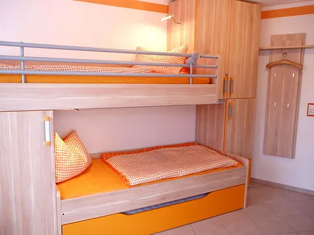 2. Schlafzimmer mit Doppelbett unten