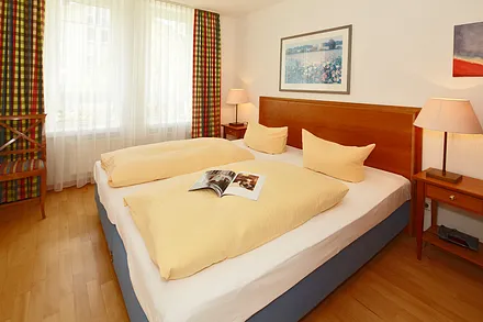 Schlafzimmer mit Doppelbett