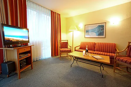 Wohnzimmer mit Schlafcouch (160x200) und Flachbildfernseher