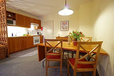 Küchenzeile und Esstisch im Wohnzimmer