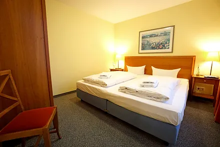 Schlafzimmer mit Doppelbett (200x220 cm)