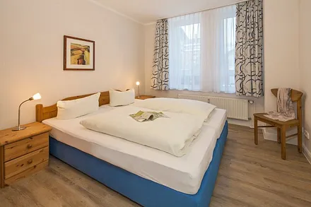 Schlafzimmer mit Doppelbett