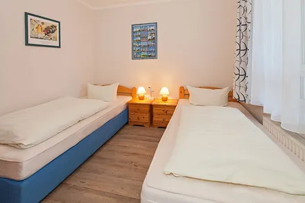 Schlafzimmer mit zwei Einzelbetten