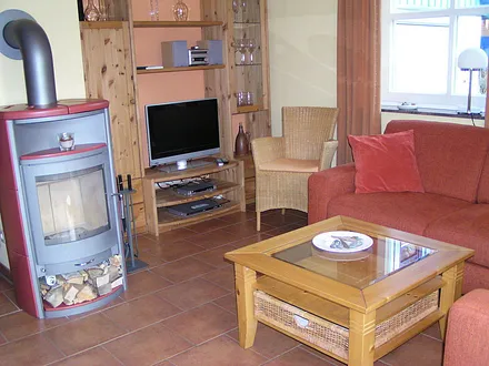 Wohnbereich mit Kachelkaminofen und WLAN Anschluss