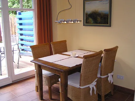 Essbereich, Wohnzimmer mit Fußbodenheizung und Heizkörper, Hebeschiebetür zur Terrasse