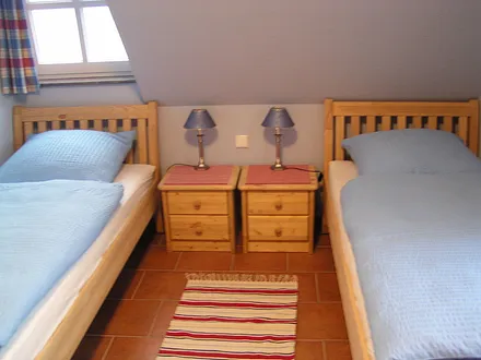 zweites Schlafzimmer mit 2 Einzelbetten 90 x 200 cm, Kleiderschrank und Fernseher