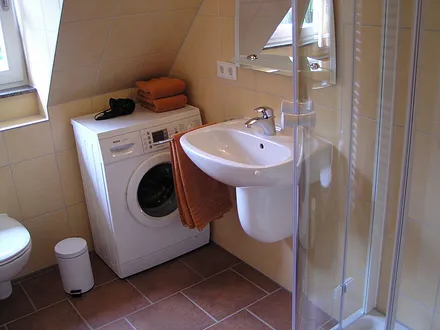 Bad im Obergeschoss mit Waschmaschine, Fussbodenheizung und Handtuchheizkörper