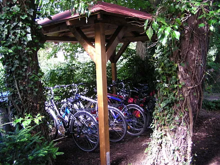 überdachter Fahrradunterstand, Möglichkeit die Räder in der Garage zu verschließen ist gegeben