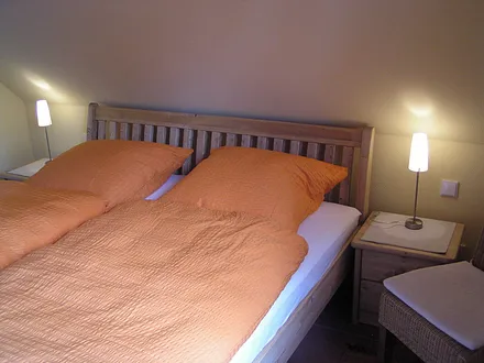 erstes Schlafzimmer mit Doppelbett 180 x 200 cm und Spiegelkleiderschrank