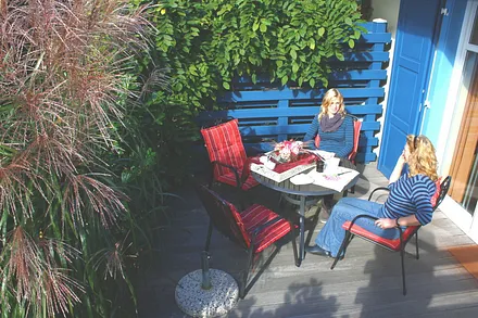 Terrassen mit Holzbelag und Grill, Terrassentür als Hebeschiebetür Bild: 5*Reihenhaus Nordstrand