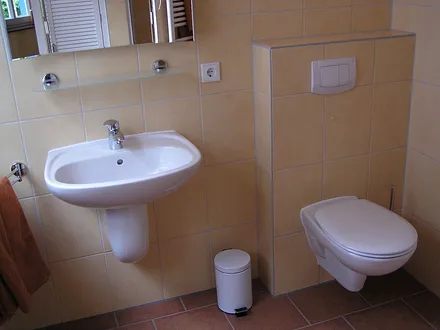 Bild 1, Bad im Erdgeschoss mit Fußbodenheizung und Handtuchheizkörper