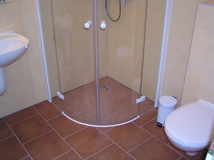 bodengleiche Dusche im EG, Bild: 5*Reihenhaus Darsswald. Alle Bäder im Haus mit Fenster