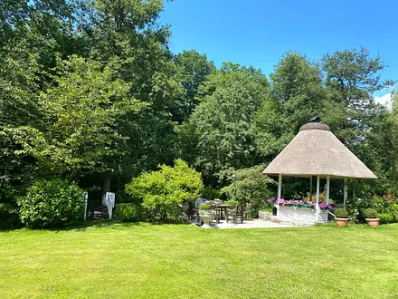 Pavillon und Terrasse mit Grill