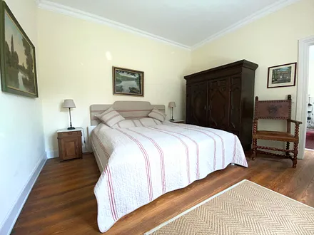 Schlafzimmer mit Doppelbett