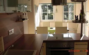 Küche mit Blick zum Essbereich