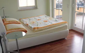 Schlafzimmer 1 mit Blick zur Terrasse 2