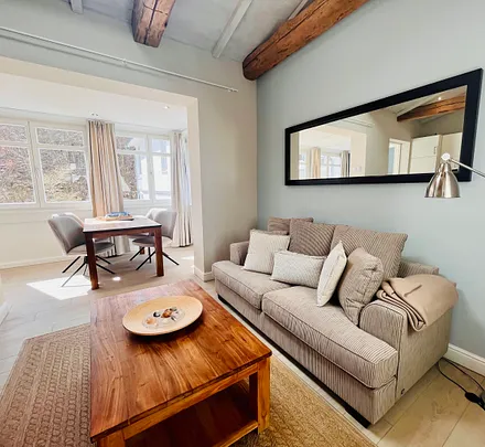 Sofa mit Blick auf den Essbereich