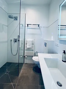 Badezimmer mit Dusche