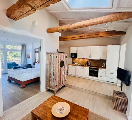 Blick auf die Küche und ins Schlafzimmer