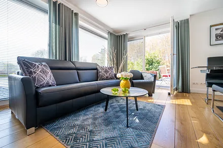 Wohnzimmer mit Terrasse & Schlafcouch