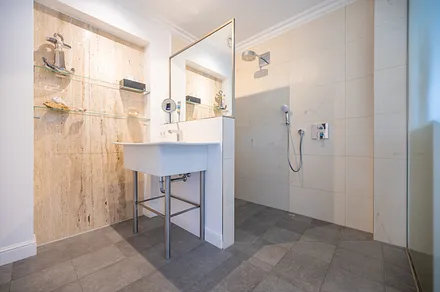 Badezimmer mit ebenerdiger Dusche