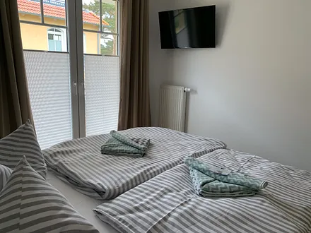 ein seitlicher Balkon und ein LCD-TV stehen im Schlafzimmer zur Verfügung 