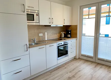 ... und eine moderne Einbauküche mit gehobener Ausstattung 