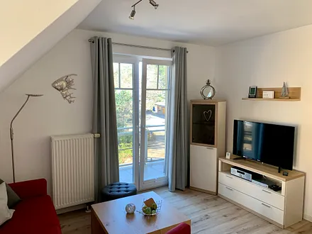 Wohnzimmer mit Balkon in Richtung Ostsee und 40"LCD-TV für Ihre Unterhaltung