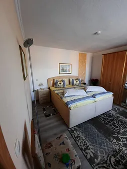 Schlafzimmer mit Hochliegen