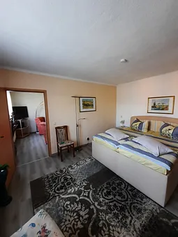 Schlafzimmer mit Blick in das Wohnzimmer