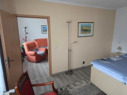 Schlafzimmer mit Blick in das Wohnzimmer