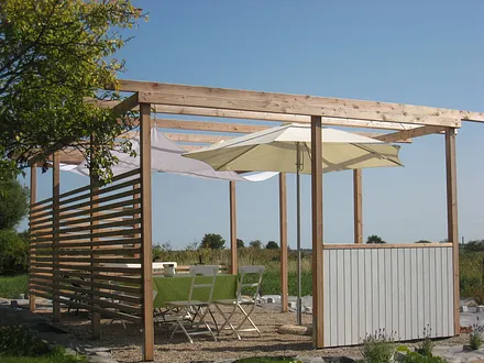 Beginnen Sie den Tag doch einfach mit einem Frühstück wie am Strand - in unserer kleinen "Strandoase" mit Grill, Sommerküche & Relax-Zone!