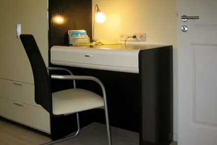 Schlafzimmer mit Schreibtisch