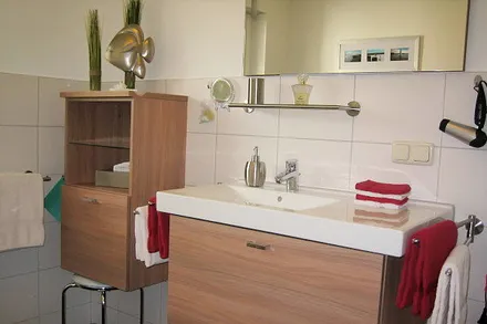 Bad mit Bidet und ebenerdiger Dusche