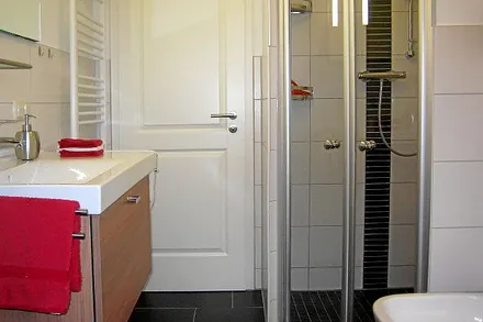 Bad mit Bidet und ebenerdiger Dusche