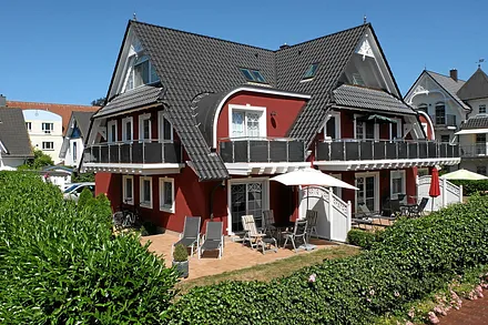 Hausansicht mit Garten