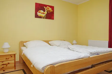 Elternschlafzimmer mit Verdunklungsvorhängen und Insektenschutz